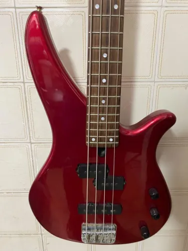 Baixo Yamaha