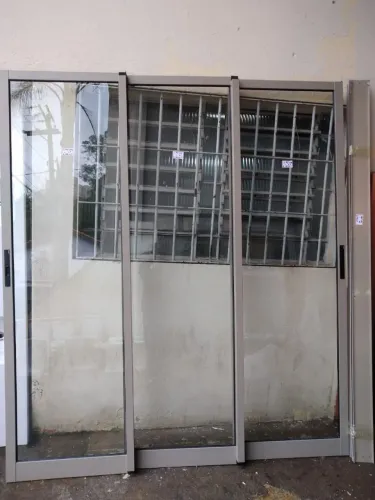Porta balcão 1,90x2,18 linha gold 3 folhas