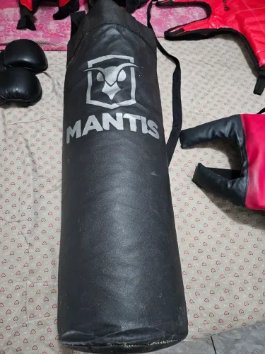 Acessorios para treino, luva, saco de pancadas, 2 protetor peitoral e 2 capacetes.
