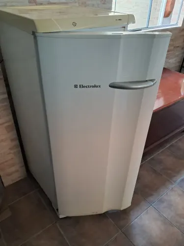 Frezzer vertical eletrolux f18