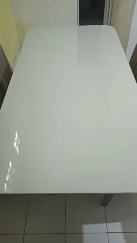 Vende-se mesa com 6 cadeiras tudo bem conservado