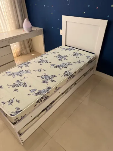 Cama infantil com cama auxiliar + colchões comprados separadamente 