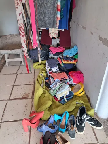 Vendo roupas brechó. Tudo por 200,00. Só roupas boas. Interessados chamar *.