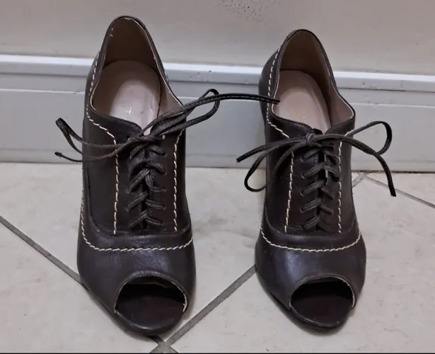 Scarpin Peep Toe em Couro