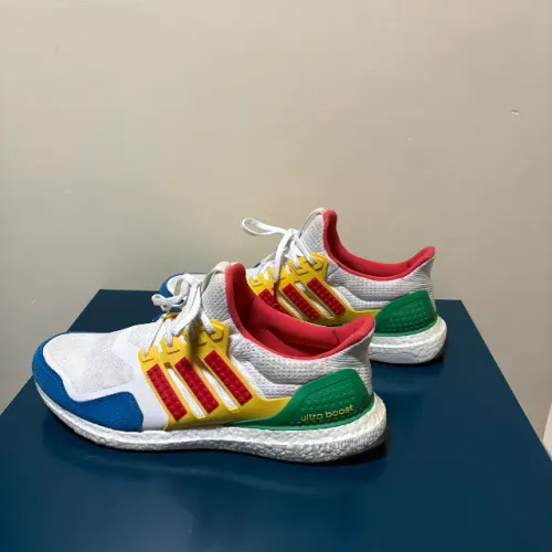 adidas ultra boost dna lego multi. tamanho 44 (us 12).