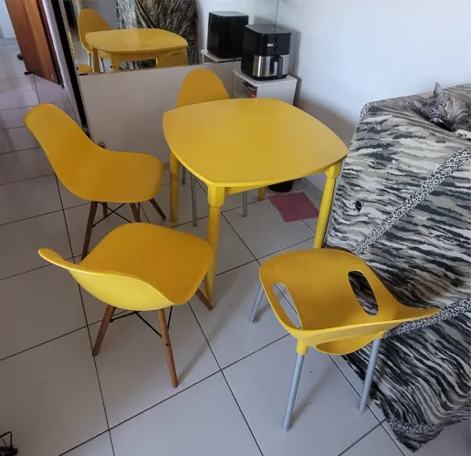 Mesa de madeira + 4 cadeiras