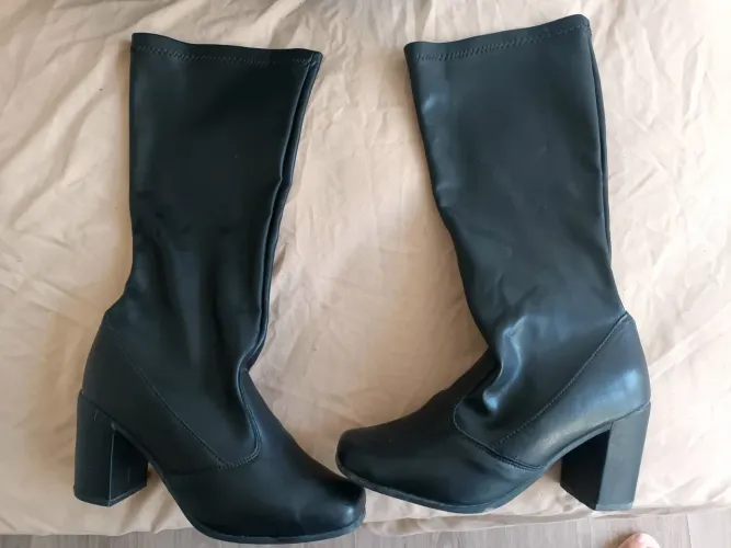 Bota feminina de cano longo.