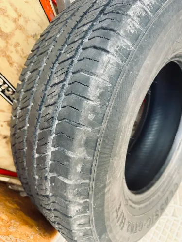 Vendo 2 pneus para caminhonete