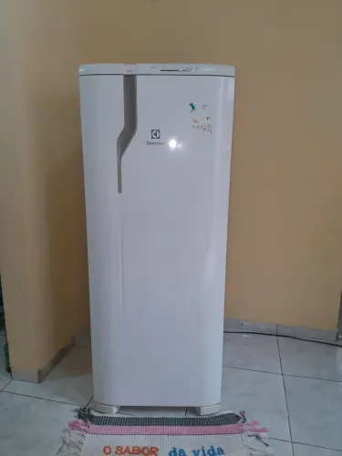 Geladeira Eletrolux RE31 SEMI NOVA. Degelo normal.