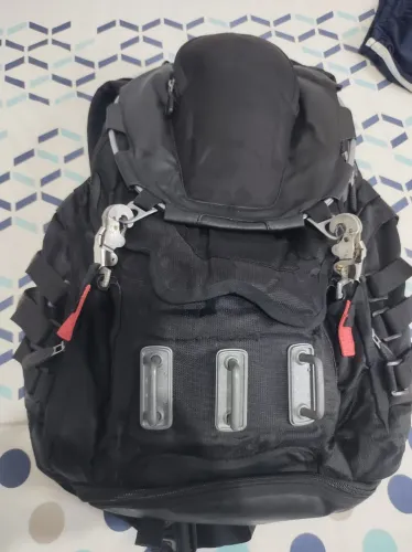 Mochila modelo oklay semi novo sem detalhes pouca usada 