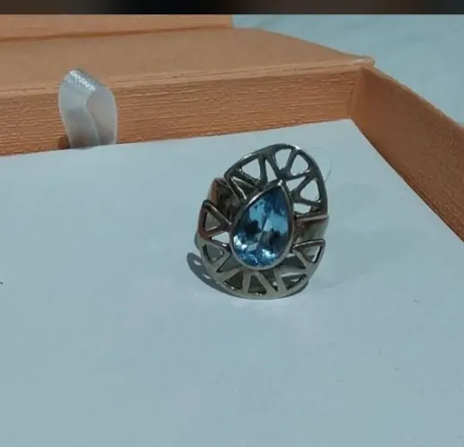 Anel de prata com pedra azul 