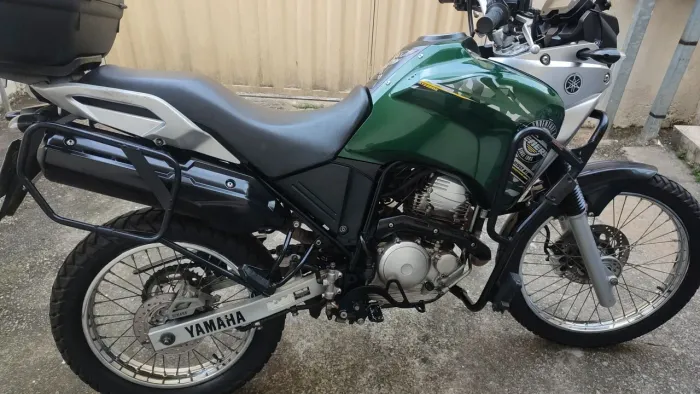 Moto Ténéré 250 Yamaha verde