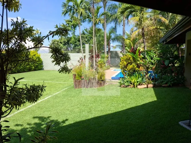 Casa com 3 suítes, energia solar, piscina aquecida e campo de futebol à venda, 370 m² no P