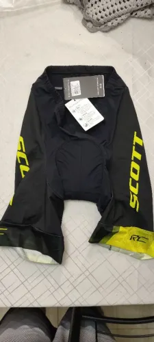 bermuda de ciclismo Scott RC PRO na cor preto e amarelo