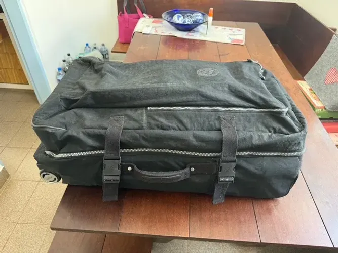 Mala Kipling Preta  Com 2 rodas e alça extensora para puxar