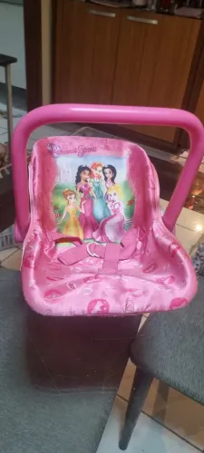 Peça 2 em 1: Cadeira de balanço e bebê conforto para bonecas.