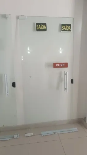 Porta vidro duas bandas com fechadura zera