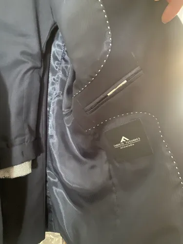 Terno impecável, ajustado e moderno - Fabrício Fagundes