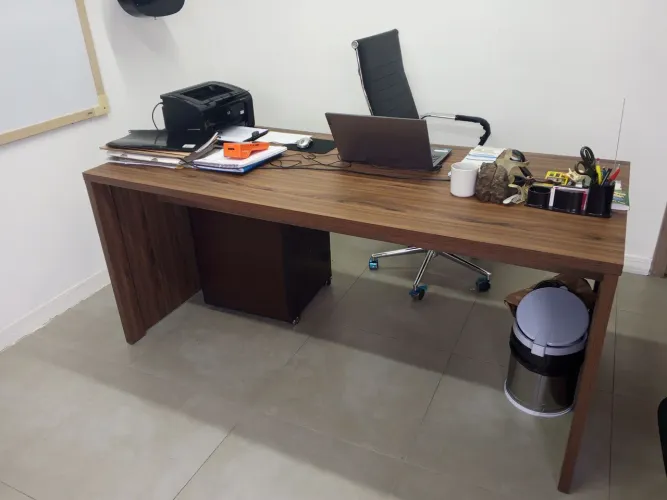 Vendo mesa de escritório presidente R$700