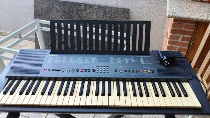 Teclado Yamaha PSR 200, com Suporte em X