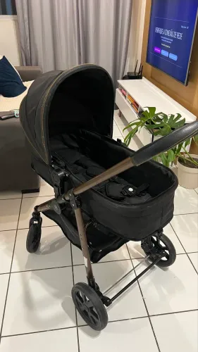 Carrinho moisés com bebê conforto