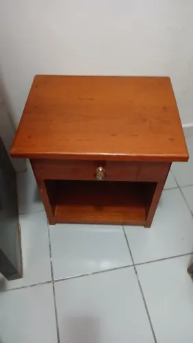 Mesinha de canto de quarto com uma gaveta madeira se Lei