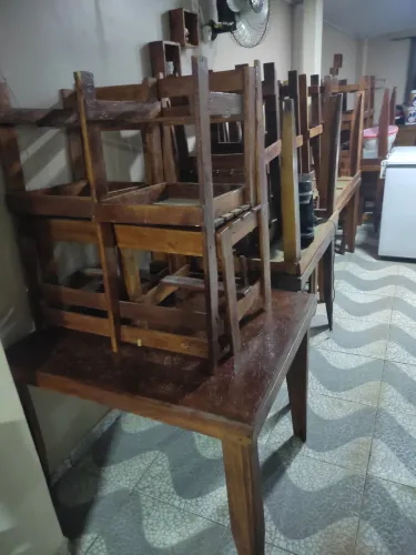 Vende-se, mesas e cadeiras