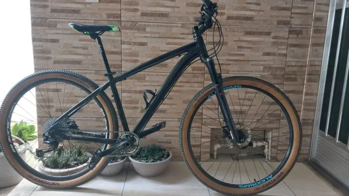 Bike aro 29 tamanho 17 freio hidráulico shimano mt200. 9v