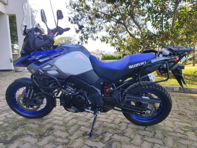Suzuki Vstron XT 1000, com baixa quilometragem.