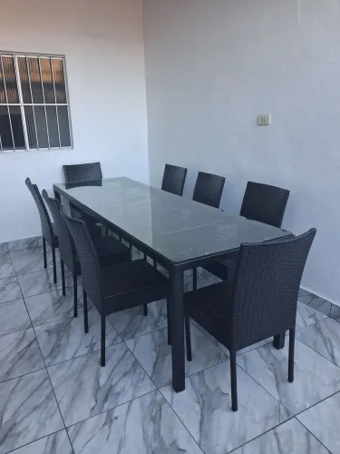 Jogo de mesa com 8 cadeiras em fibra sintética 