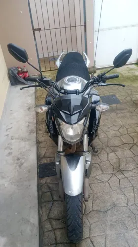Cb 250 2018 R$ 11.000,00 em dia.