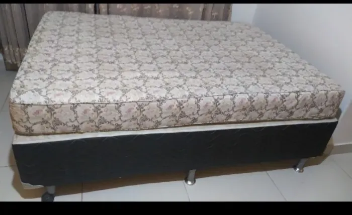 Vendo cama box de casal com colchão.