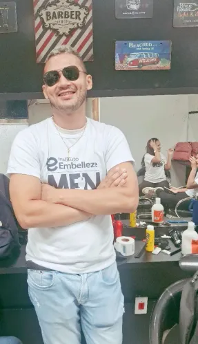 Faço corte a domicílio de barbeiro 