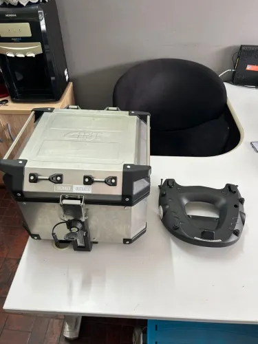 Baú givi trekker Outback 42L + suporte