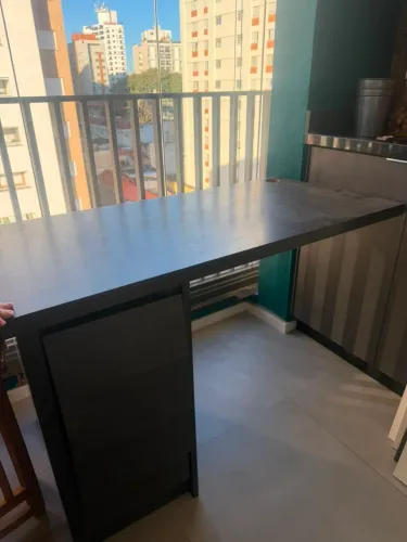 Escrivaninha com 4 gavetas