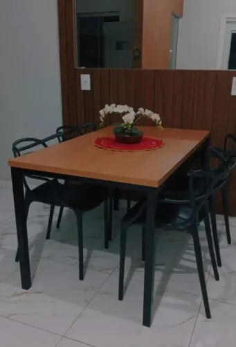 Mesa tampo de madeira pes metalon 4 cadeiras valor 990,00