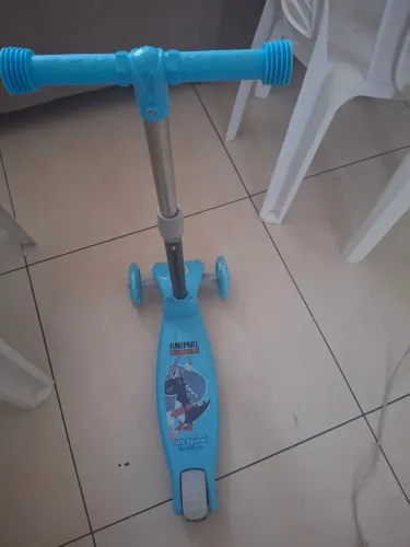 Patinete infantil scooter azul com luz de Led, ate 40 kilos!