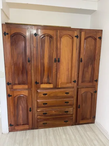 Cama solteiro 2 camas e um Guarda Roupa Maciço