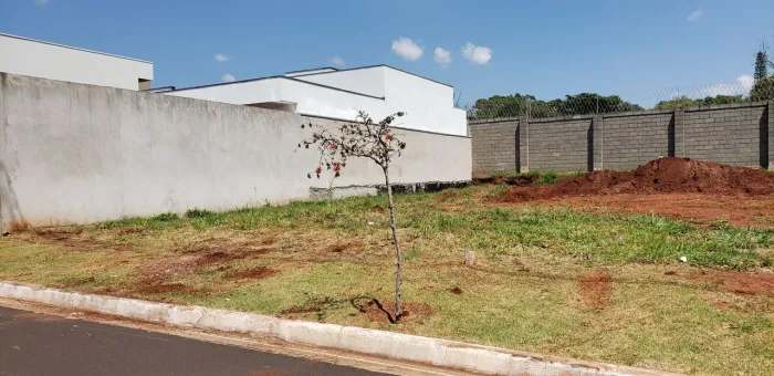 Terreno à venda no condomínio Recanto do Sabiá.