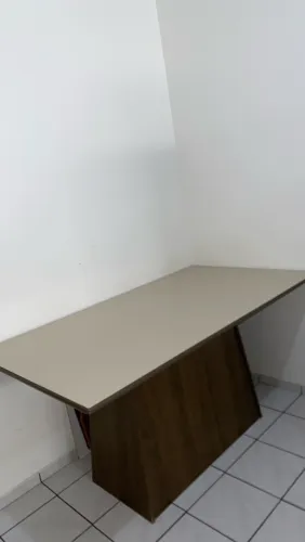 Mesa com tampa de vidro