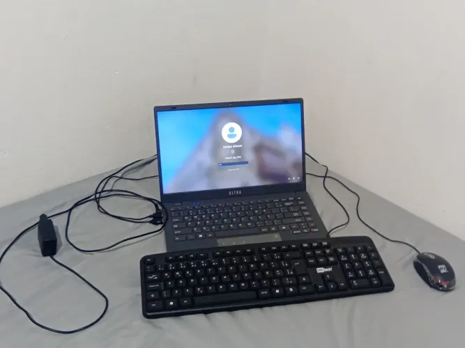 Vende-se Notebook Ultra Multi + Teclado e Mouse.
