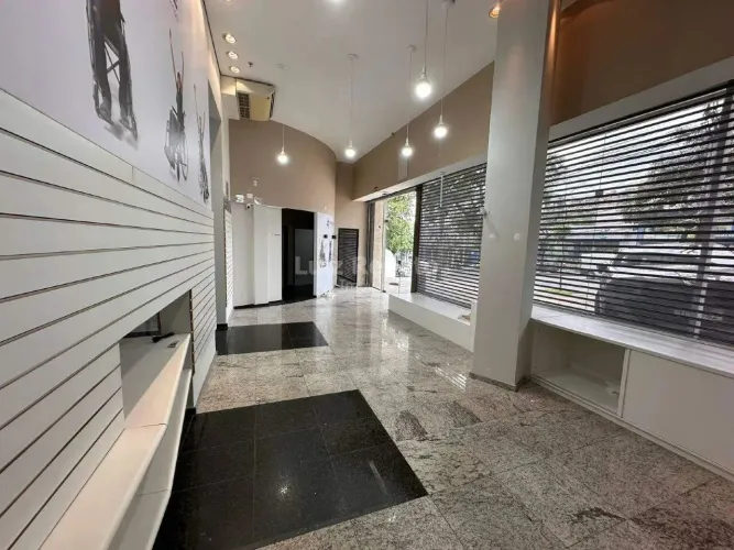 Loja para aluguel, 380m² de área na Avenida do Contorno.