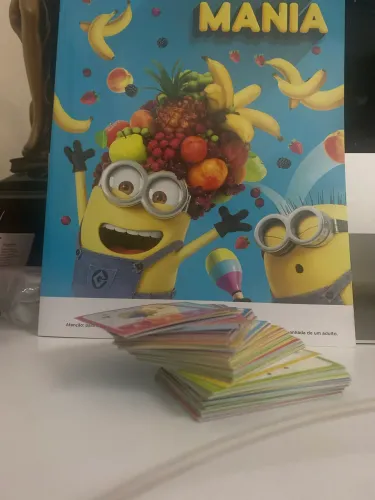 Álbum Minions novo + 84 cartas do álbum (  coleção verde mar )