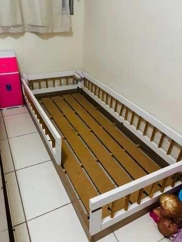 Cama montessoriana infantil