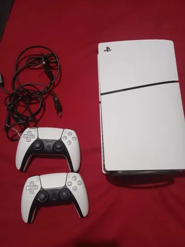 PlayStation 5 slim com 2 controles + ps plus premium paga até dezembro 