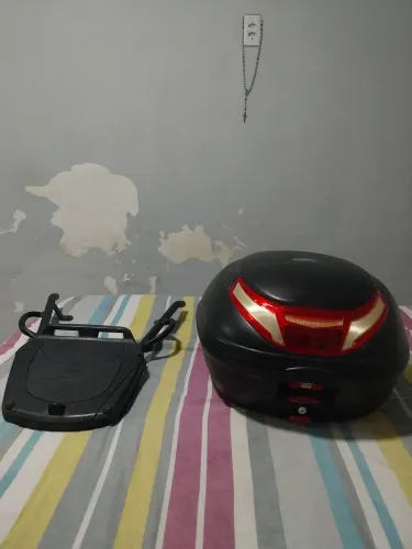 Vendo baú+suporte para moto.