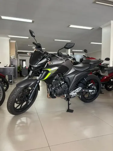 Fazer FZ25 2024 apenas 1541km obs: temos mais cores e modelos