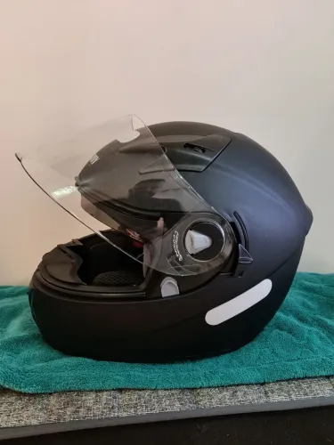 Capacete com óculos interno