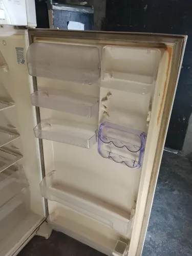 Vendo geladeira parada, tem trocar o gás, e retirar no local
