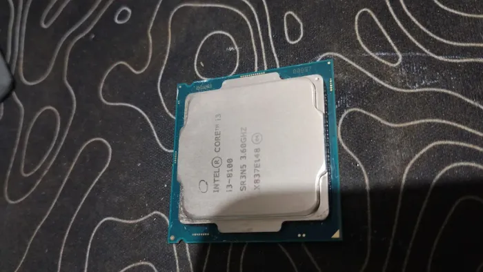 Processador i3 8100 4/4 3.6ghz a 4.2 GHz com turbo boost nativo da placa mãe.